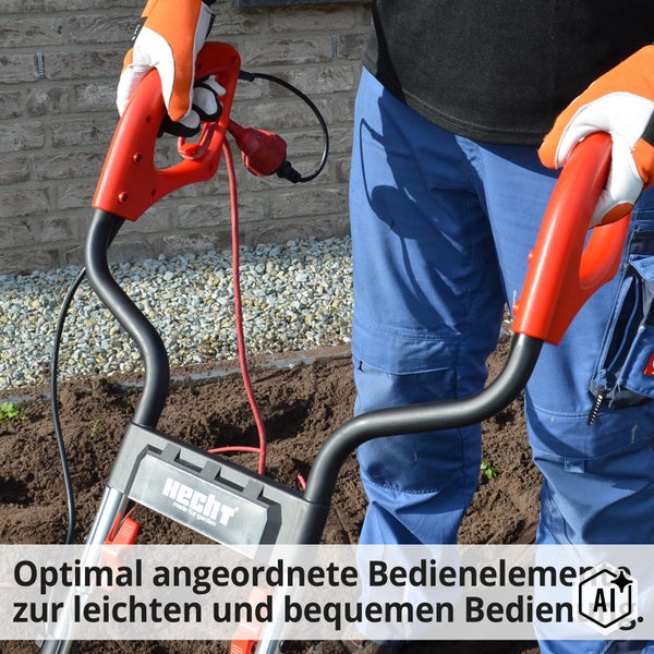 Person mit Handschuhen bedient eine elektrische Gartenfräse von Hecht im Garten bei der Bodenbearbeitung.