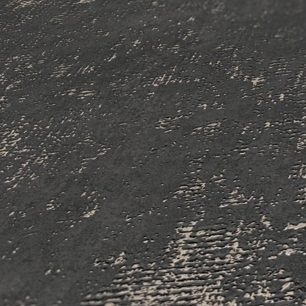 Gartenarrangement mit Kräutern und Erdbeeren in Töpfen an einer alten Holzleiter vor einer Ziegelmauer.