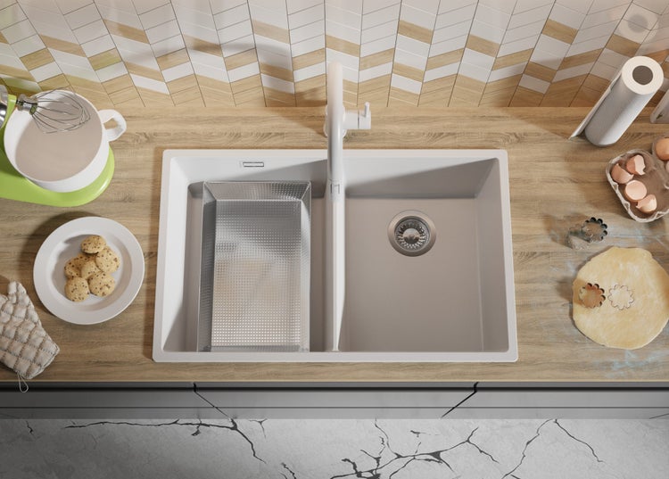 Küchenspüle mit Abtropffläche und Küchenutensilien auf einer Arbeitsplatte.