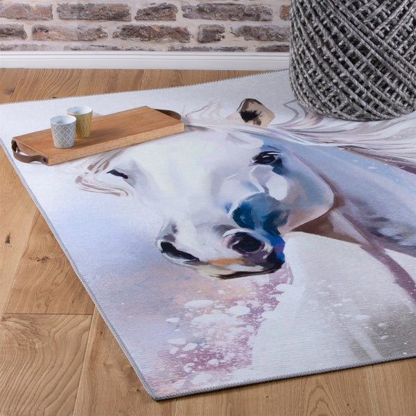 Moderner Teppich mit Pferdekopf-Motiv auf Holzfußboden vor einer Ziegelwand mit Holztablett und geflochtenem Korb.