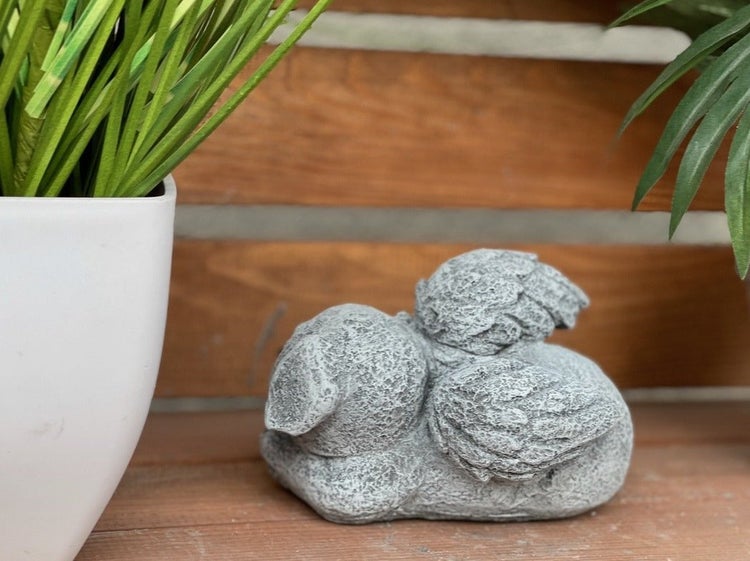 Dekorative Gartenfigur in Form eines schlafenden Engels aus Steinguss für den Außenbereich
