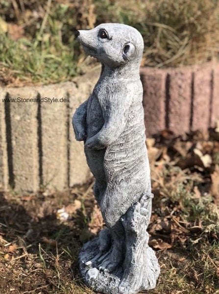 Steinfigur Erdmännchen als dekorative Gartenfigur aus witterungsbeständigem Steinguss für den Außenbereich
