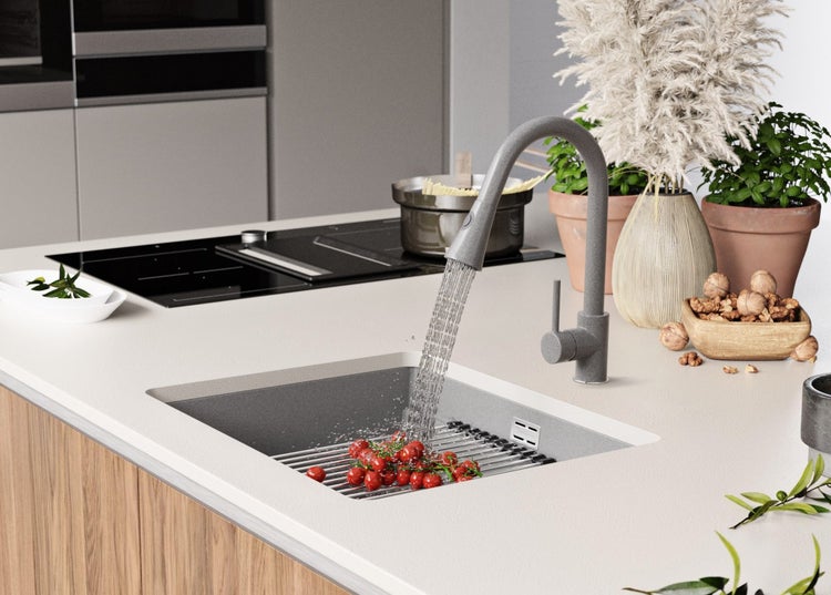 Küchenspüle mit Abtropfgitter und Armatur im modernen Küchendesign