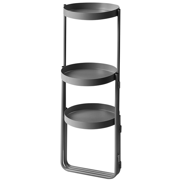 Mann verlegt eine Terrasse mit einem Akkuschrauber und Terrassendielen.