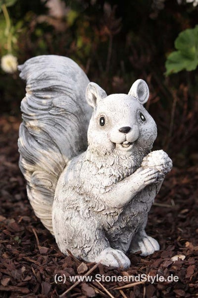 Gartenfigur Eichhörnchen aus Steinguss für die Gartendekoration