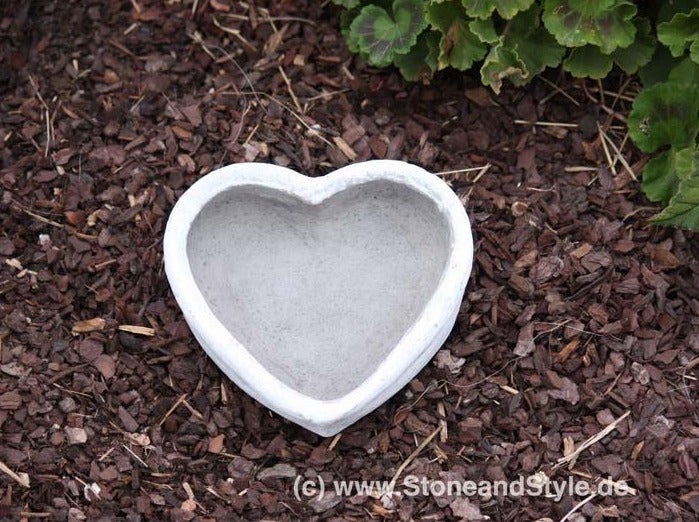 Herzförmige Pflanzschale aus Beton für den Garten