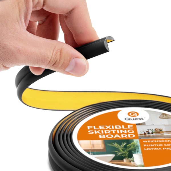 Flexible Sockelleiste in der Hand