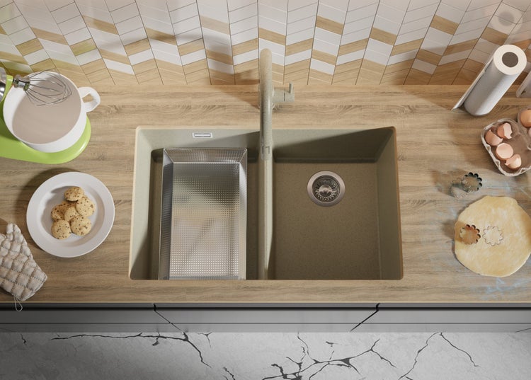 Küchenspüle mit Abtropfbecken und Armatur in einer hellen Küche