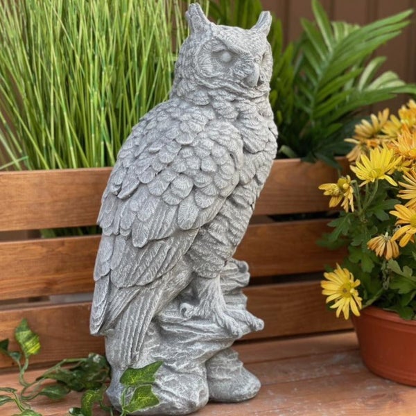 Detaillierte Eulen Gartenfigur aus Steinguss als Dekoration für den Außenbereich.