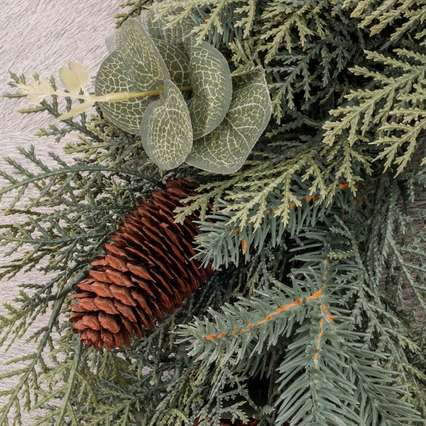 Dekorativer Adventskranz mit Tannenzapfen und Blättern