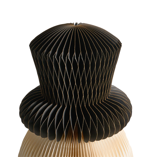 Dekorationsobjekt aus Papier in Hutform