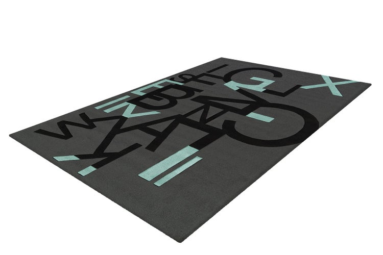 Rechteckiger Teppich in Grau mit abstraktem Buchstaben-Design in Schwarz und Mintgrün.