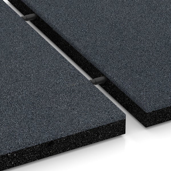 Nahaufnahme von zwei grauen Terrassenfliesen mit Kunststoffverbindern