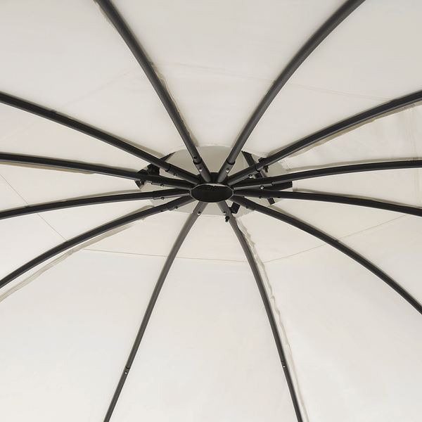 Innenansicht des Metalldachgestells eines Gartenpavillons mit hellen Stoffbahnen.