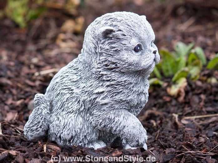 Gartenfigur Katze aus Steinguss für die Gartendekoration