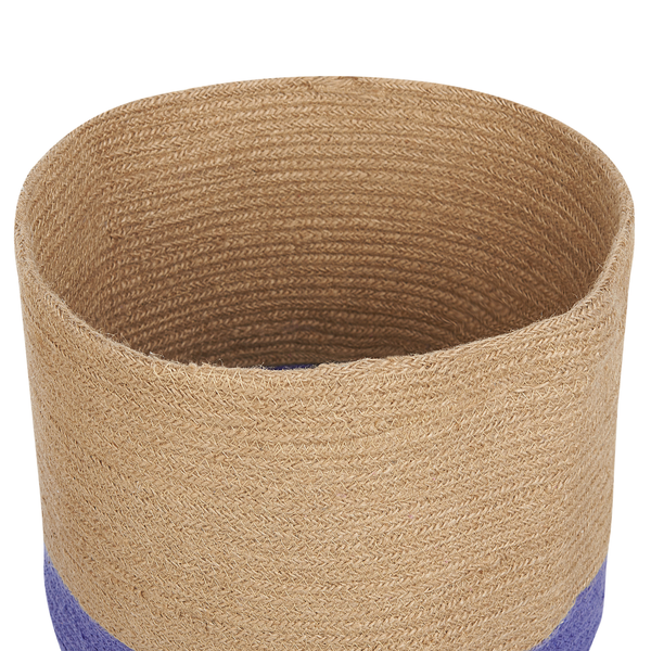 Geflochtener, zylindrischer Aufbewahrungskorb aus Jute mit zweifarbigem Design.