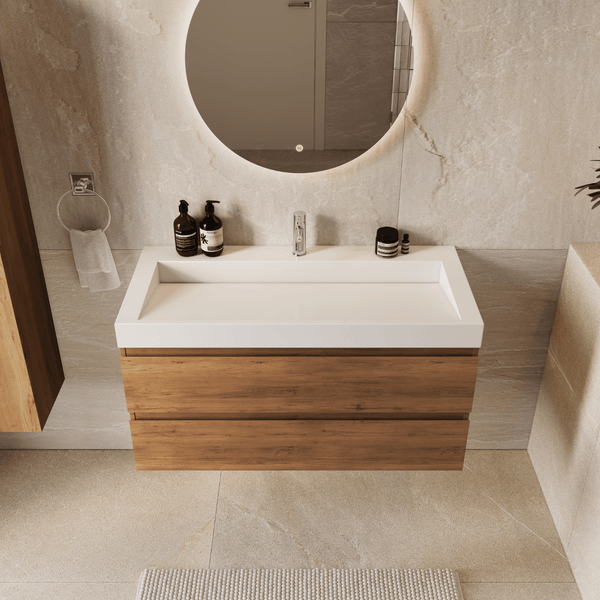 Modernes Badezimmer mit wandhängendem Waschbeckenunterschrank in Holzoptik, weißem Waschbecken, Armatur und beleuchtetem Rundspiegel.