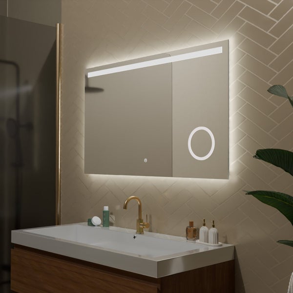 Rechteckiger Badezimmerspiegel mit LED Beleuchtung und integriertem Kosmetikspiegel über einem Waschbecken mit Armatur.