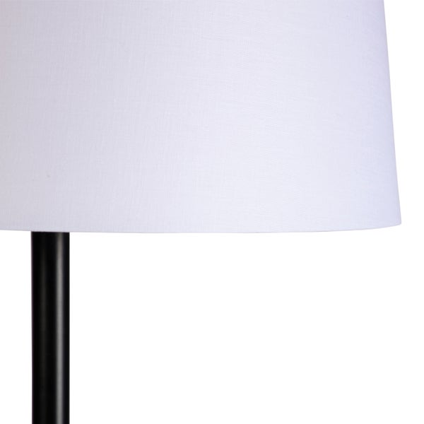 Detailaufnahme einer Stehlampe mit weißem Lampenschirm und schwarzem Lampenfuß