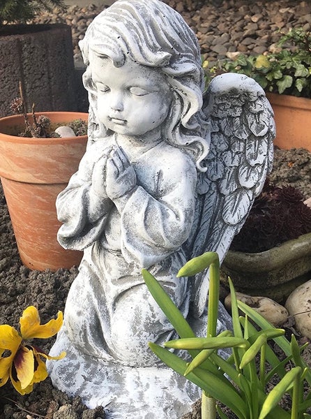 Steinfigur Engel betend als Garten Deko für den Außenbereich
