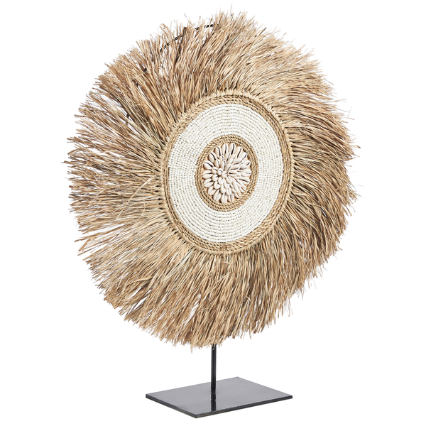 Dekorative Skulptur aus Stroh mit Muscheln auf einem Ständer