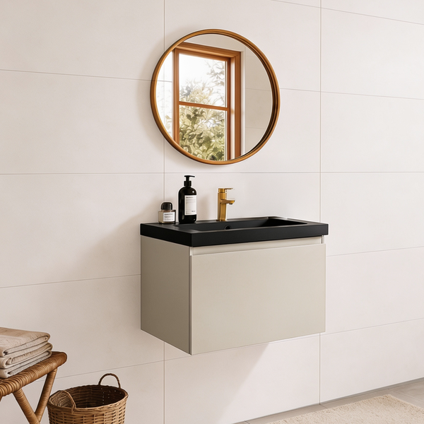 Modernes Badezimmer mit wandhängendem Waschtisch, schwarzem Waschbecken, goldener Armatur und rundem Wandspiegel vor hell gefliester Wand.