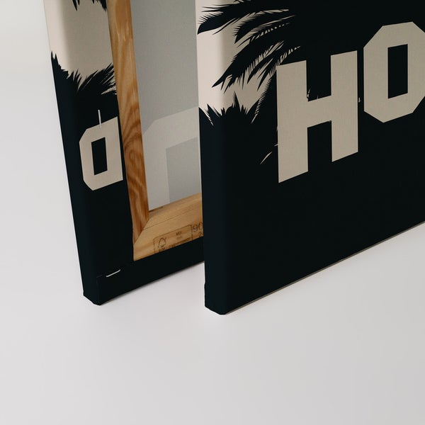 Nahaufnahme einer Leinwand mit einem Palmenmotiv und dem Wort Hollywood, montiert auf einem Holzrahmen.