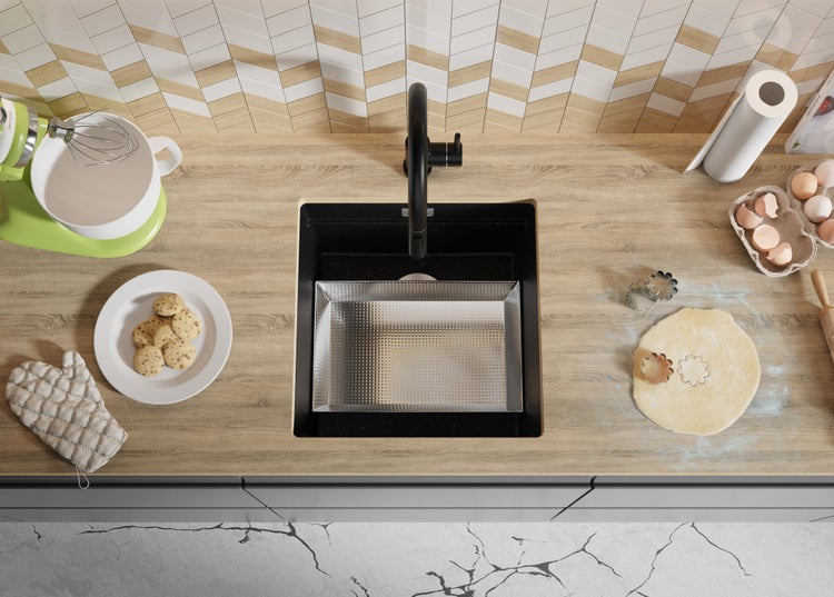 Küchenszene mit Spüle, Armatur und Backutensilien auf einer Arbeitsplatte