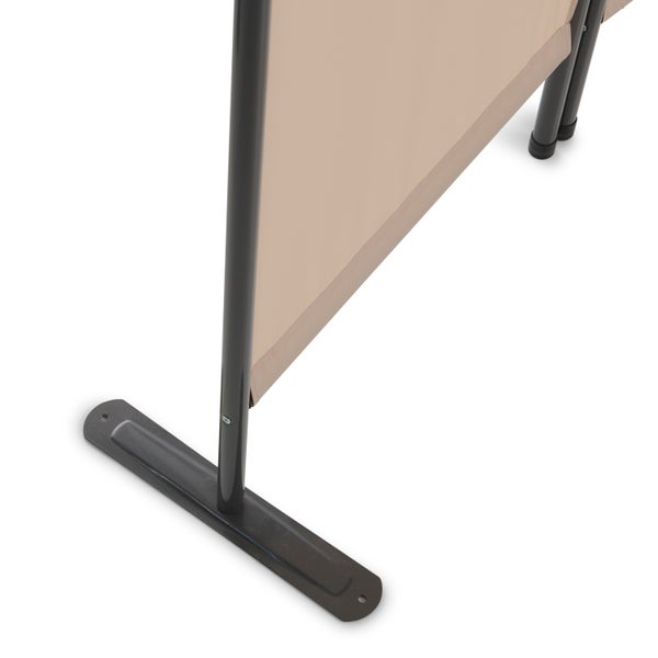 Detailansicht einer Garten-Sichtschutzwand mit Stoffbespannung und Metallrahmen