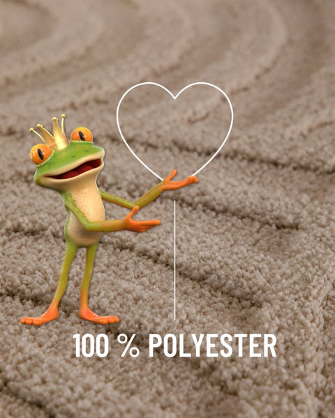 Ein Frosch mit Krone zeigt auf den Schriftzug 100 Prozent Polyester auf einer Teppichstruktur.