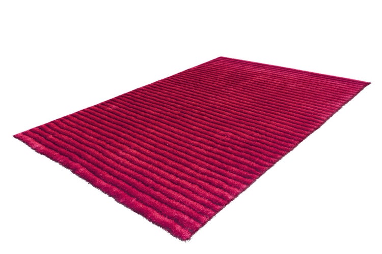 Roter rechteckiger Teppich mit gestreifter Struktur.