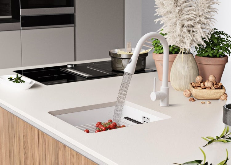 Küchenspüle mit Wasserhahn und Gemüse