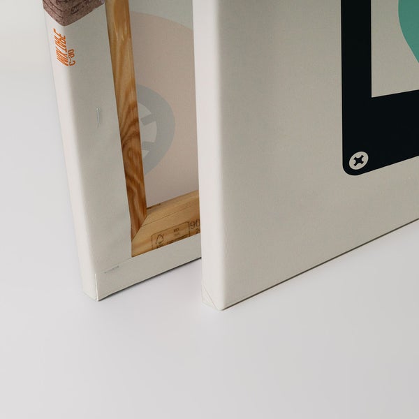 Nahaufnahme zweier Leinwandbilder mit Holzrahmen