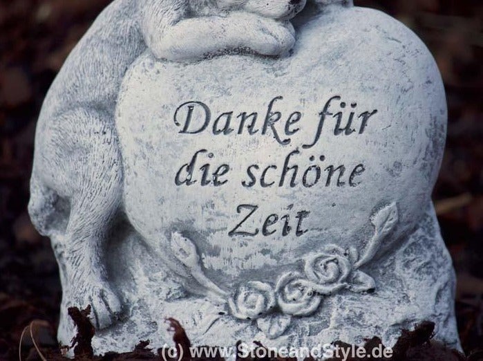 Steinfigur Herz mit eingravierter Inschrift Danke für die schöne Zeit und Verzierung mit Rosen für den Garten