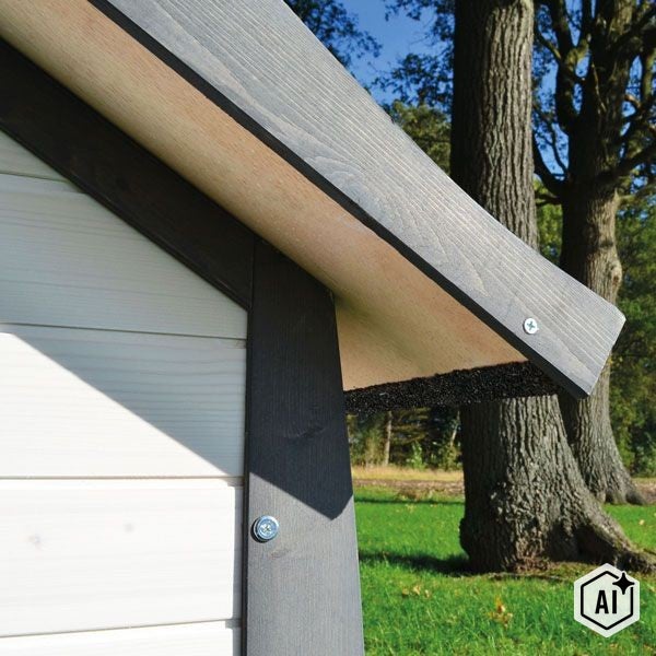 Detailansicht der Dachkonstruktion eines Gartenhauses aus Holz mit sichtbaren Schraubverbindungen.
