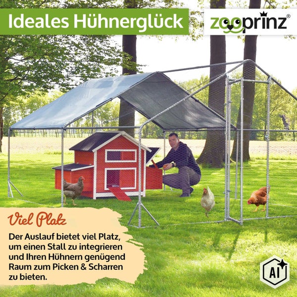 Ein Hühnerstall mit integriertem Auslaufgehege auf einer Wiese, Zooprinz Logo, Hühner picken im Freigehege mit Schutzdach und Metallgitter.