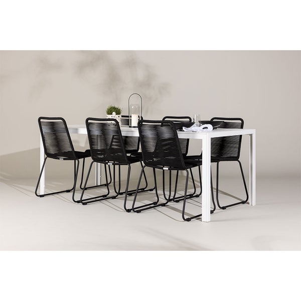 Gartenszene mit weißem Gartentisch und schwarzen Seilgartenstühlen