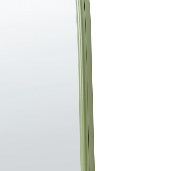 Dekoratives Interieur mit Stehlampe, Spiegel und Beistelltisch mit Dekoration