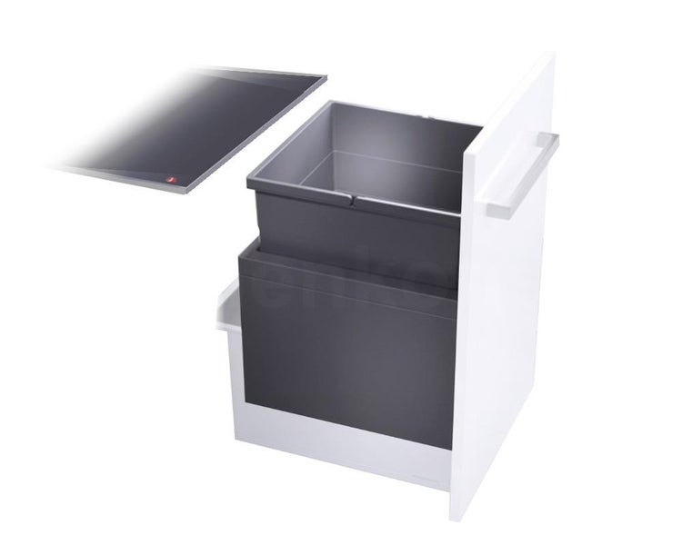 Ausziehbarer Abfalleimer für die Küche in einer weißen Schublade mit grauen Kunststoffbehältern und einer Abdeckung darüber.