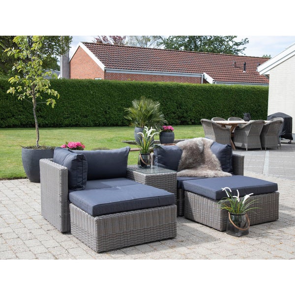 Gartenmöbel-Lounge-Set mit Flechtstruktur und Polstern auf Terrasse