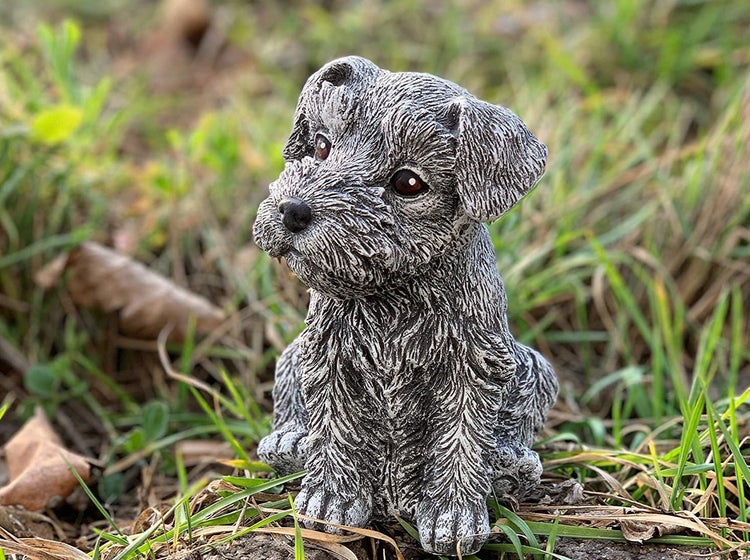 Dekorative Gartenfigur Welpe im Schnauzer Stil aus Kunststein für den Außenbereich