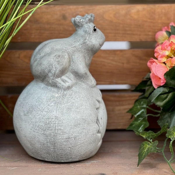 Gartenfigur Frosch aus Stein auf einer Kugel sitzend als Deko für den Garten