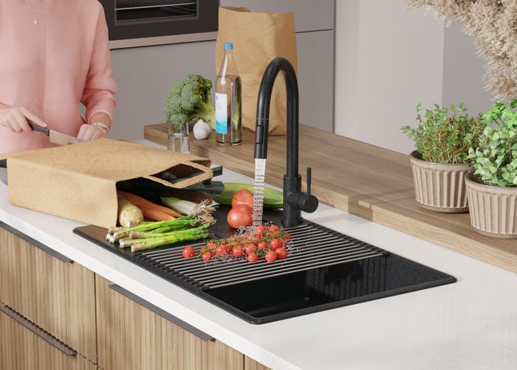 Küchenspüle mit Gemüse, Armatur und Küchenutensilien