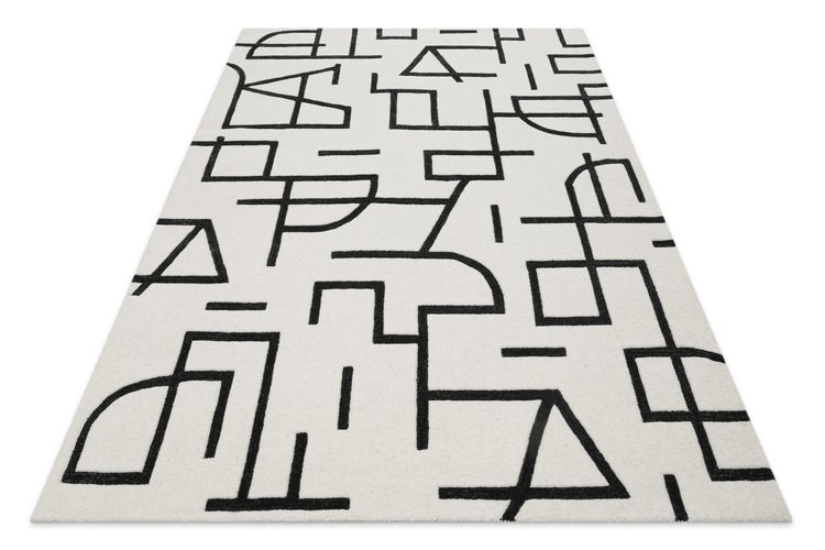 Teppich mit abstraktem geometrischem Linienmuster in Schwarz und Weiß.