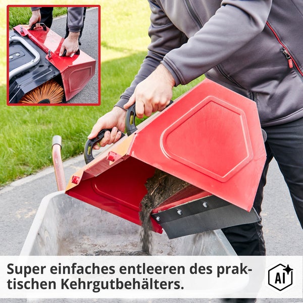 Eine Person leert den Kehrgutbehälter einer Kehrmaschine in eine Schubkarre.