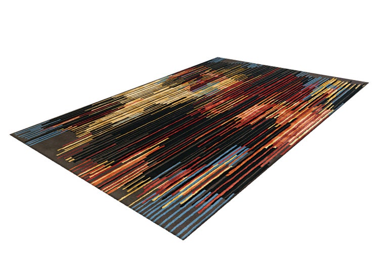 Moderner Teppich mit abstraktem Muster aus bunten Streifen auf dunklem Grund.