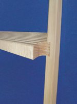 Nahaufnahme einer Holzregalverbindung mit einem genuteten Fachboden und einem vertikalen Pfosten.