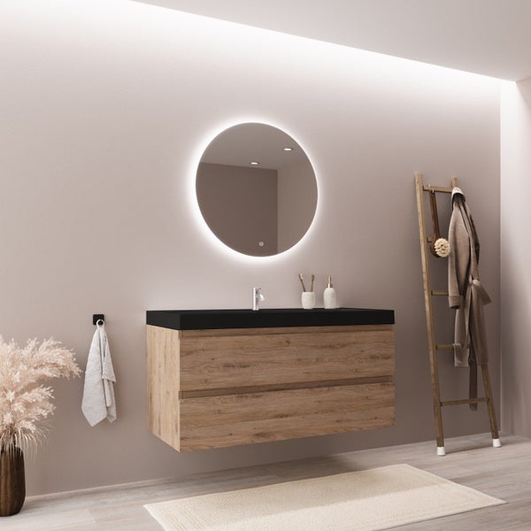 Modernes Badezimmer mit wandhängendem Waschtischunterschrank in Holzoptik, schwarzem Waschbecken und rundem LED-Spiegel.