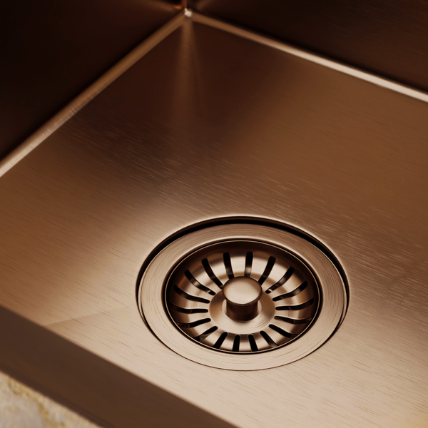 Einbau-Küchenspüle aus gebürstetem Metall mit integriertem Siebkorbventil.