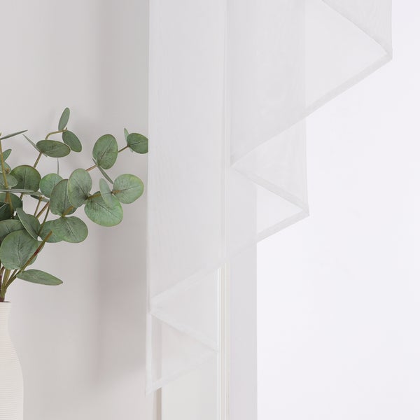 Dekoratives, weißes Fadengardinenpaneel mit Kunstpflanze in Vase